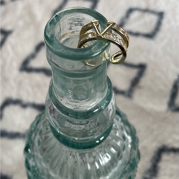 Gold V-Design Women's Ring - Picture 3 of 4